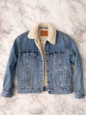 ✨ Levi’s Premium Sherpa Trucker Jacket – Classic Denim ✨ XS